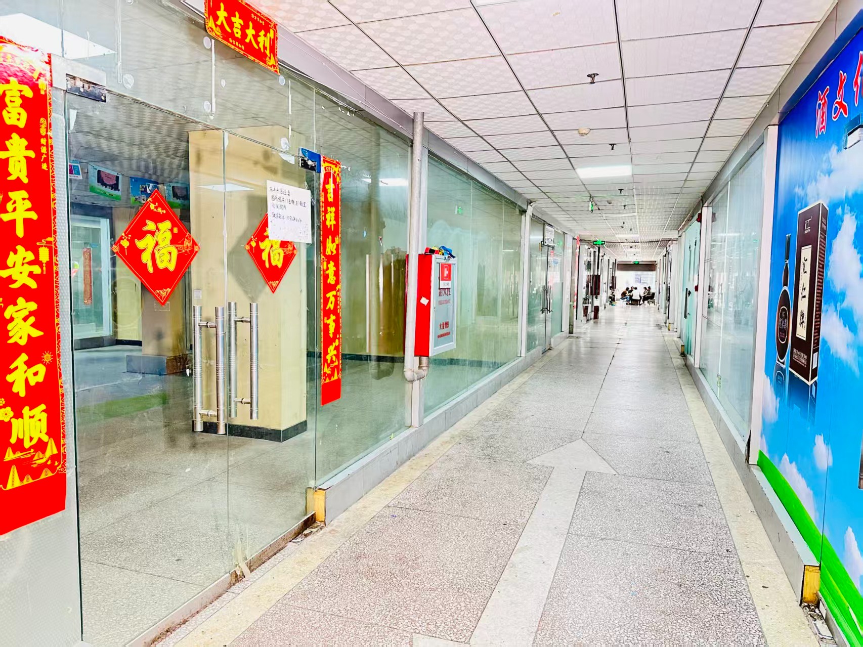 盐业路园区位于洛阳市老城区春都路商贸核心区域，周边商业氛围成熟，交通便利，配套完善。依托传统副食品商贸资源，园区具备良好的经营基础和人气优势，是企业办公、商品展示、批发零售及创业发展的理想选择。