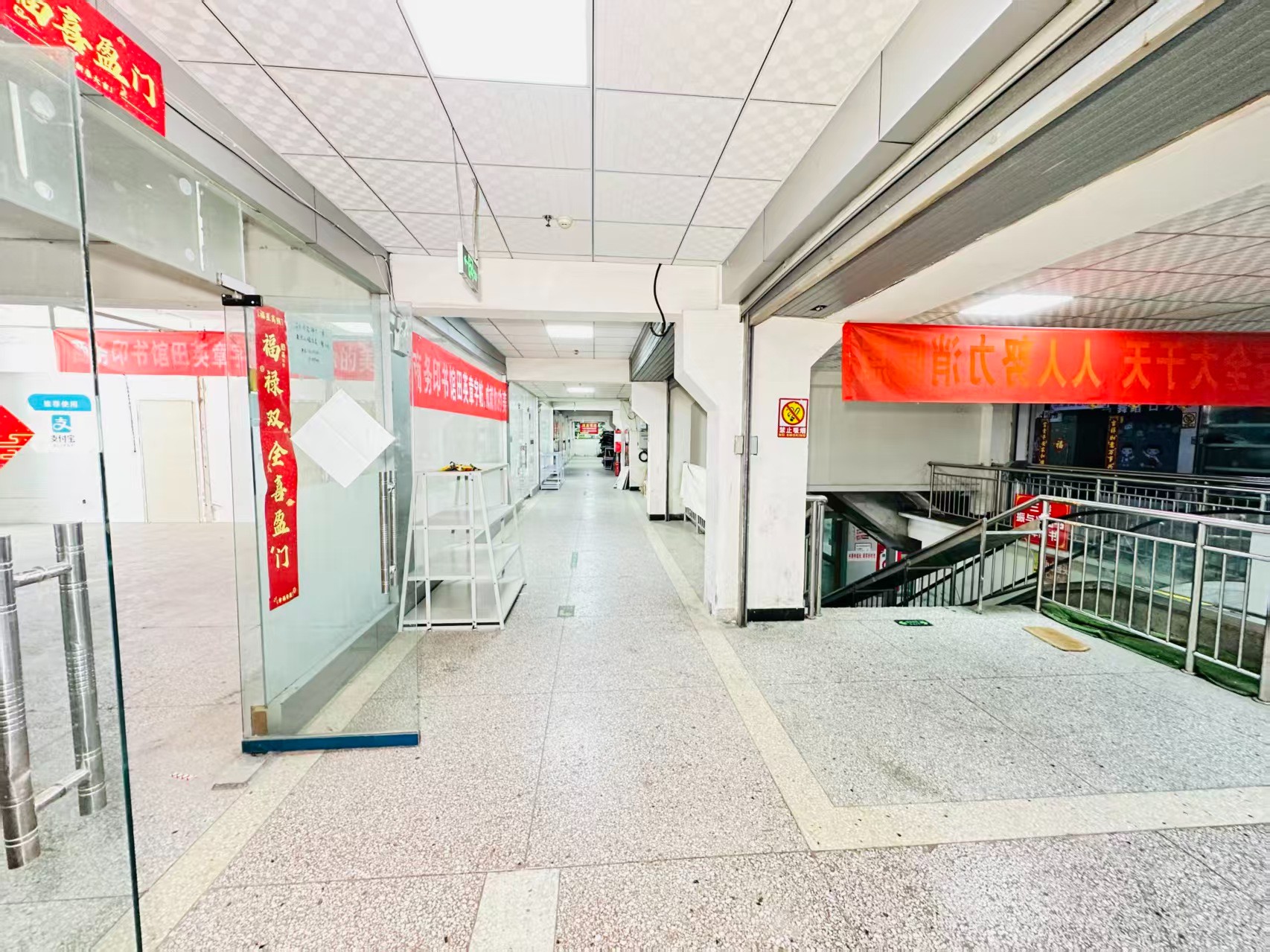 盐业路引入人工智能技术应用场景，推动AI与商业、零售、电商、企业服务等领域融合发展。