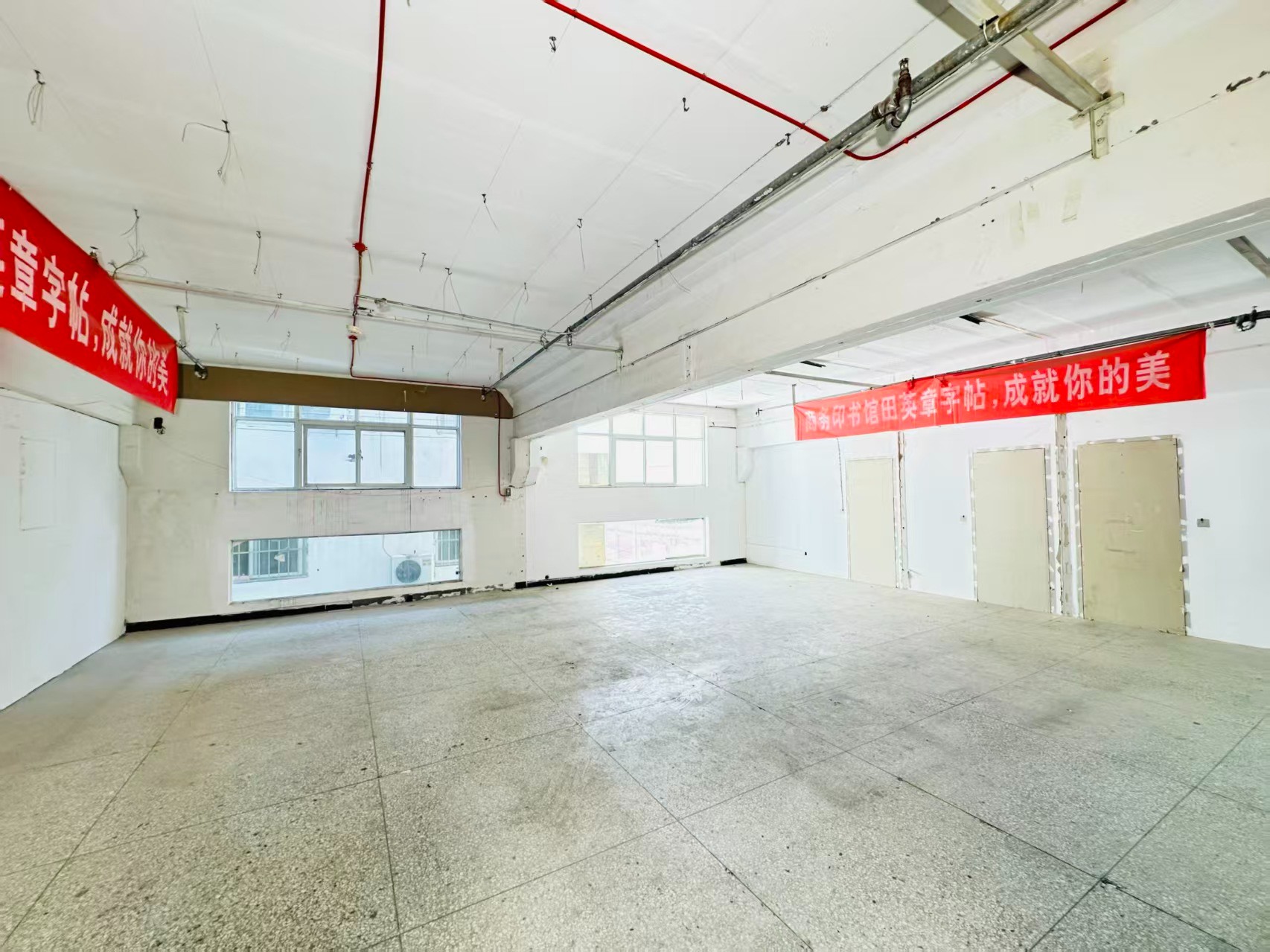 盐业路重点吸引人工智能应用、数字经济、电商直播、智能制造服务、软件开发、科技创新企业及创业团队入驻